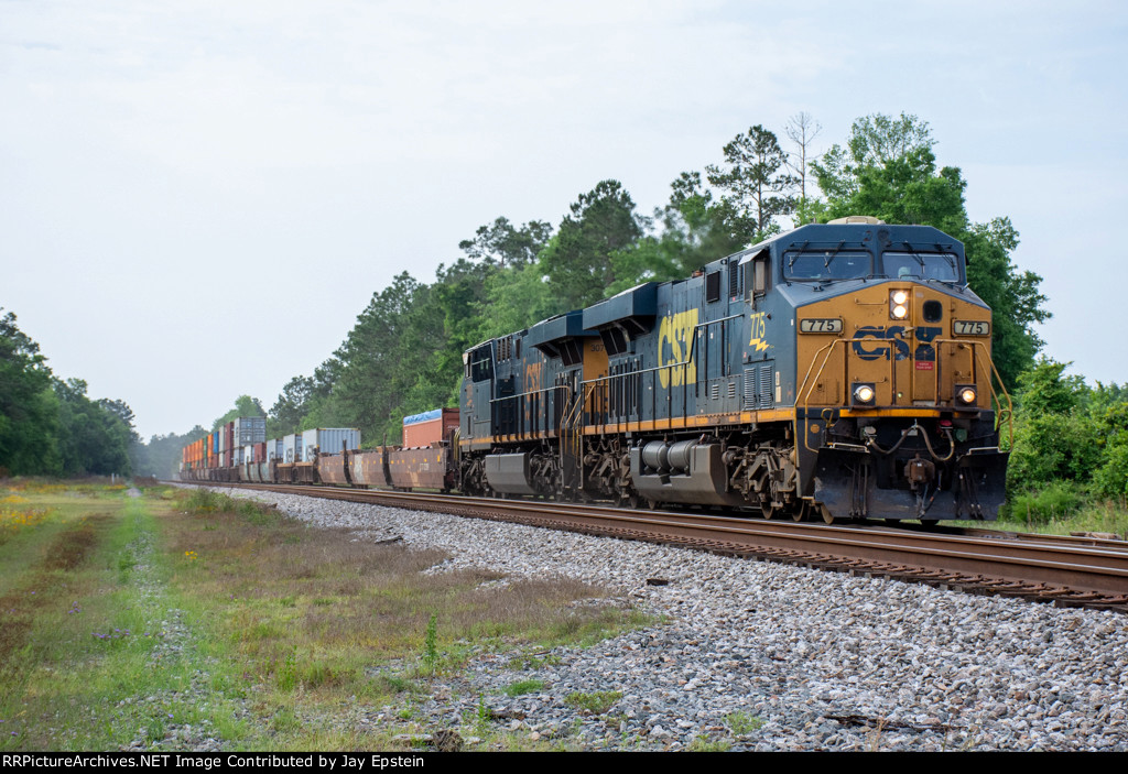 CSX 775 leads I138 (Jacksonville to Charlotte) north at Folkston 